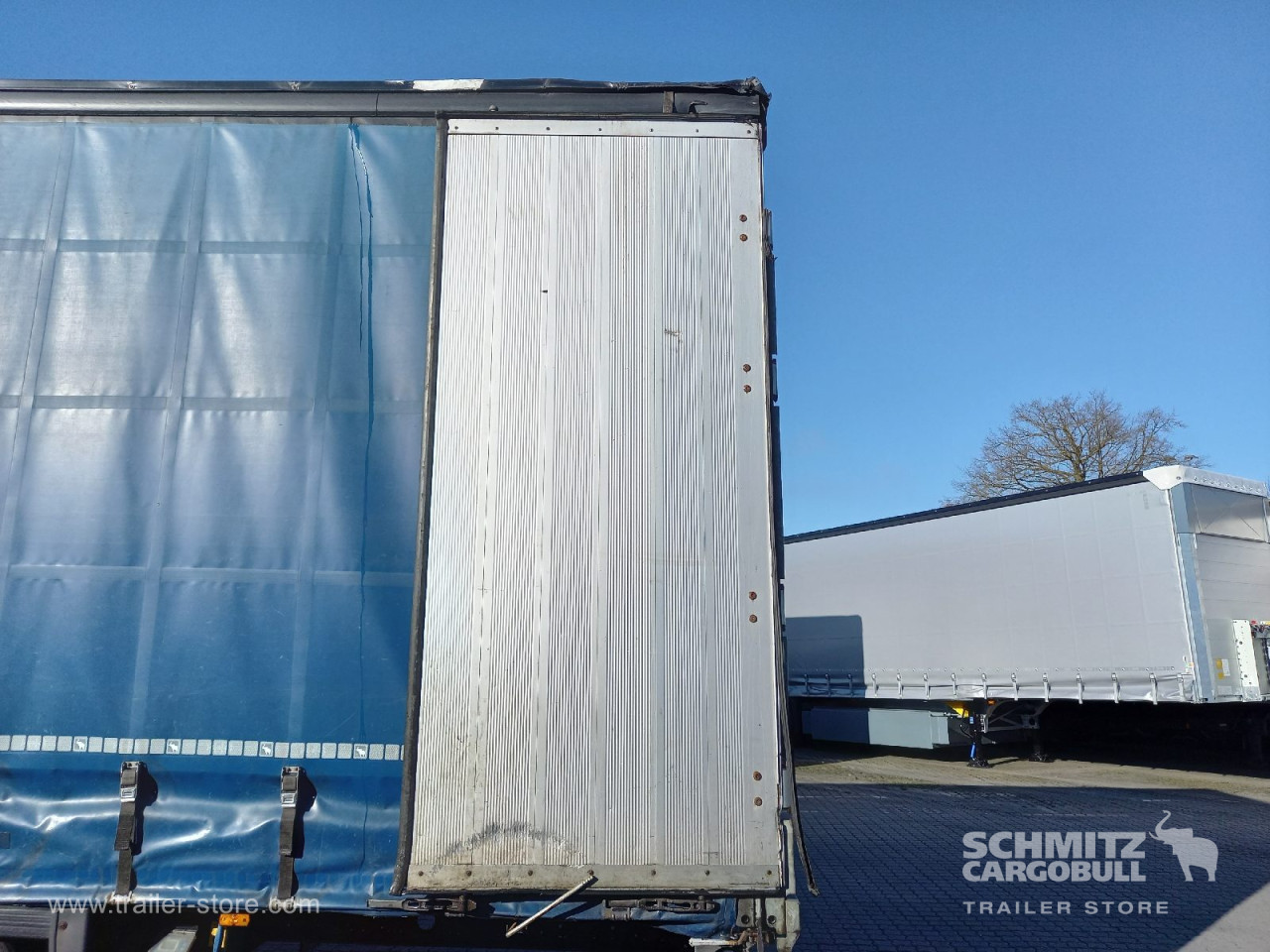 Schmitz Cargobull Curtainsider Mega Getränke 