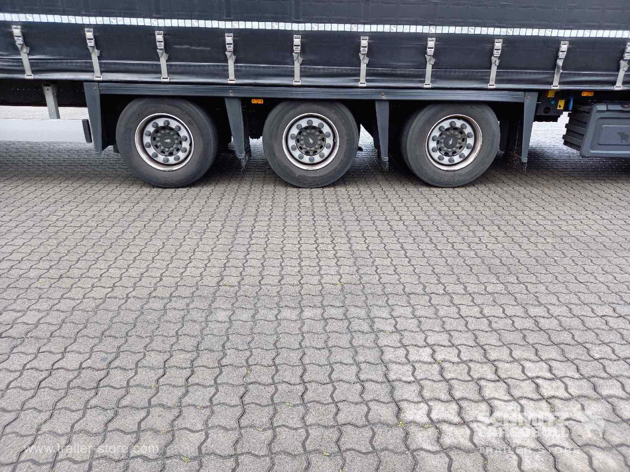 Schmitz Cargobull Curtainsider Mega Getränke 