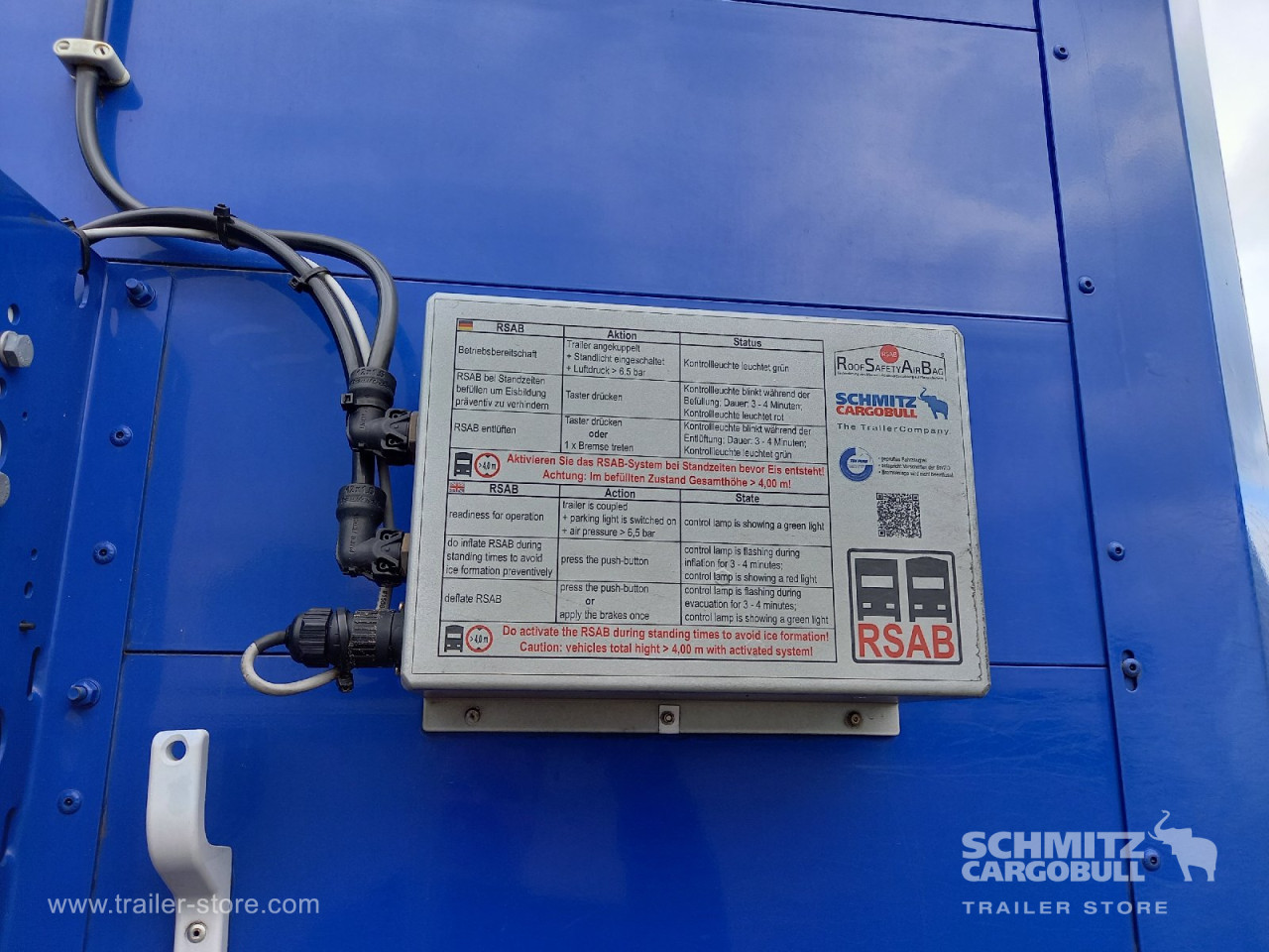 Schmitz Cargobull Curtainsider Mega Getränke 
