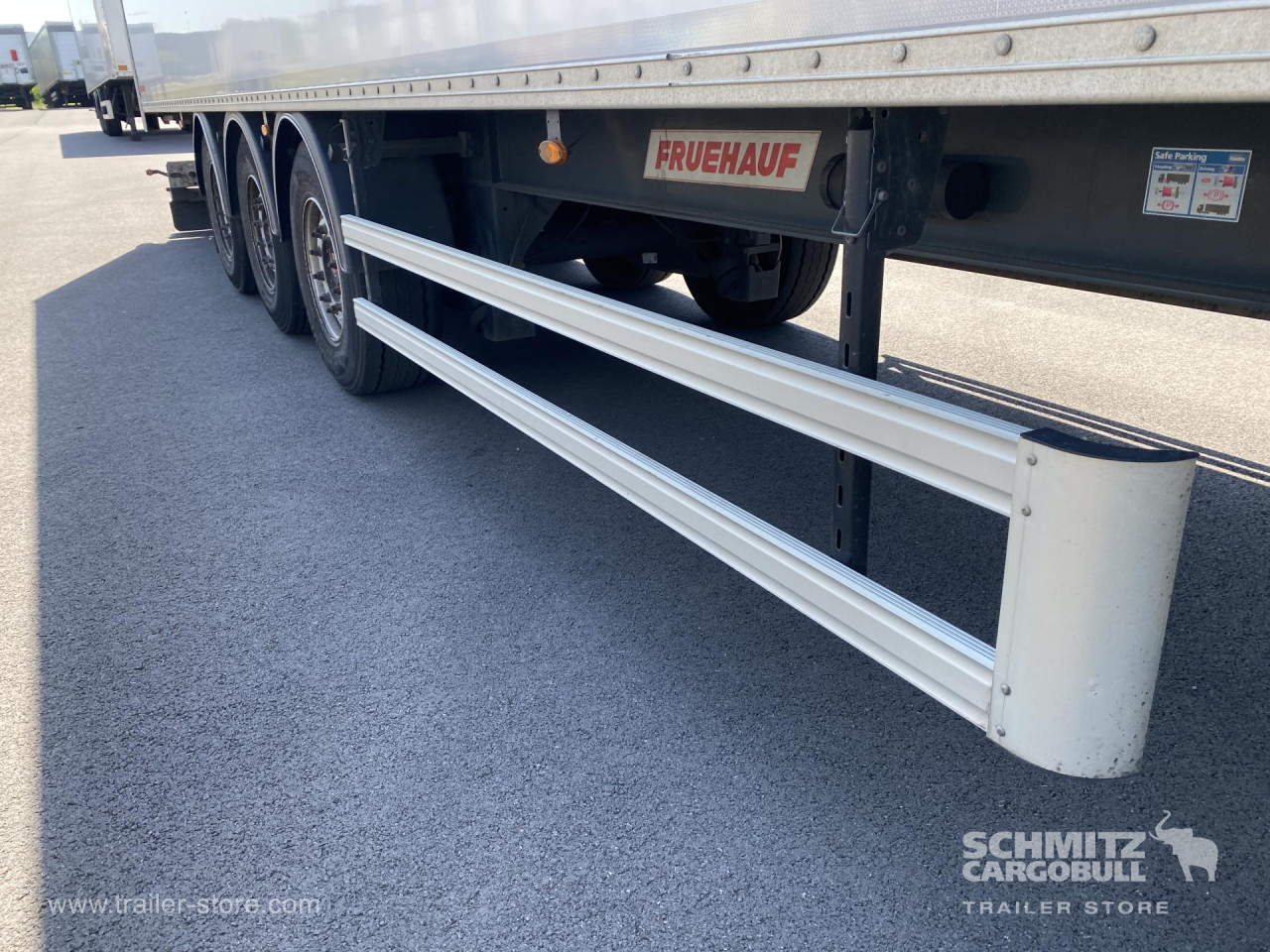 FRUEHAUF Semitrailer Dryfreight Standard Porte relevante 