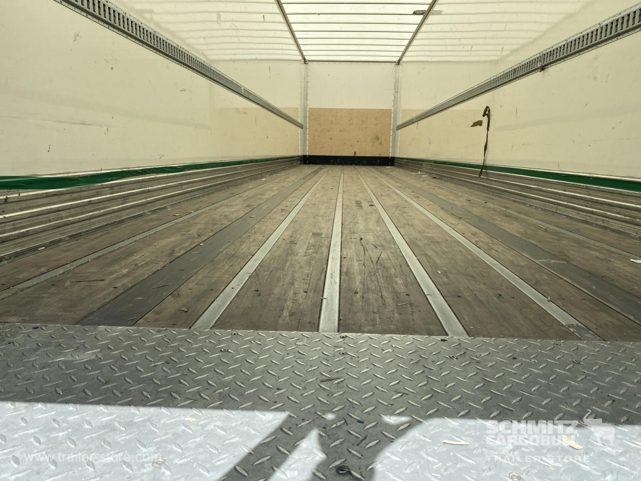 FRUEHAUF Semitrailer Dryfreight Standard Porte relevante 