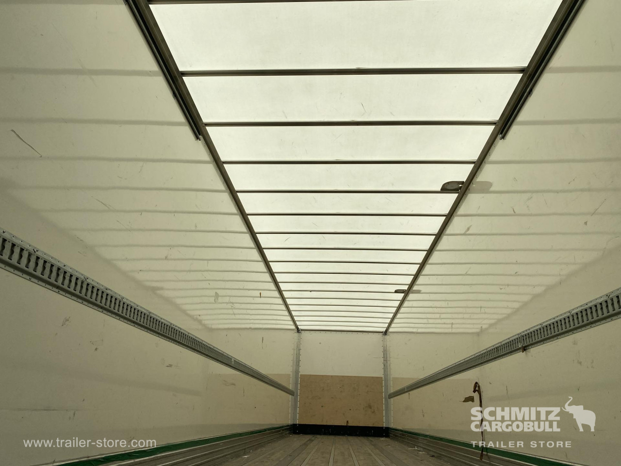 FRUEHAUF Semitrailer Dryfreight Standard Porte relevante 