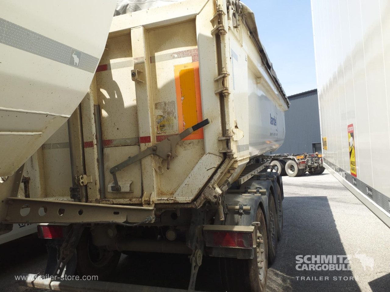 Schmitz Cargobull Semitrailer Tipper Steel half pipe body 24m³ 