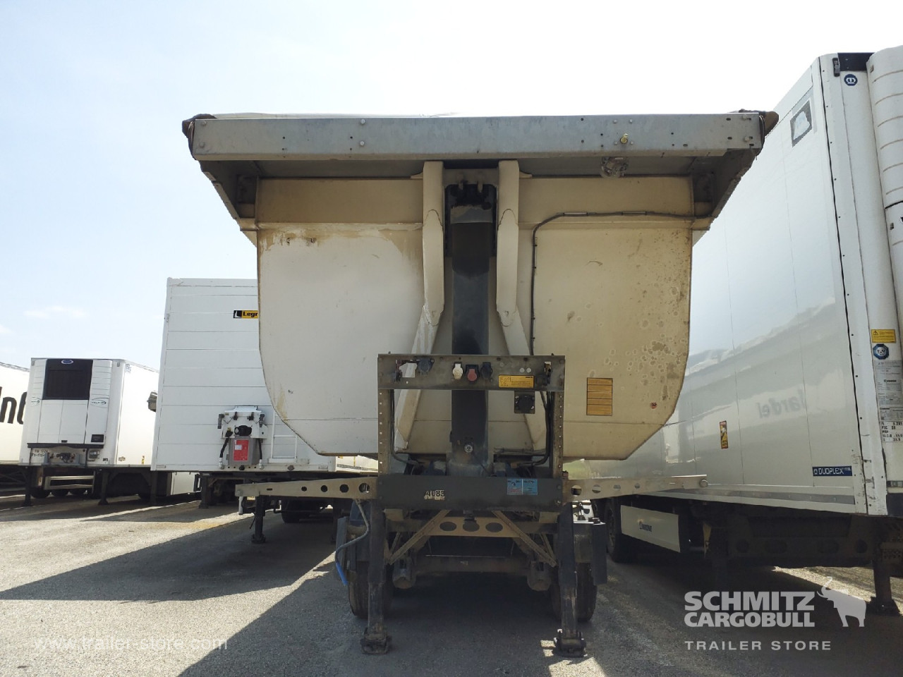 Schmitz Cargobull Semitrailer Tipper Steel half pipe body 24m³ 