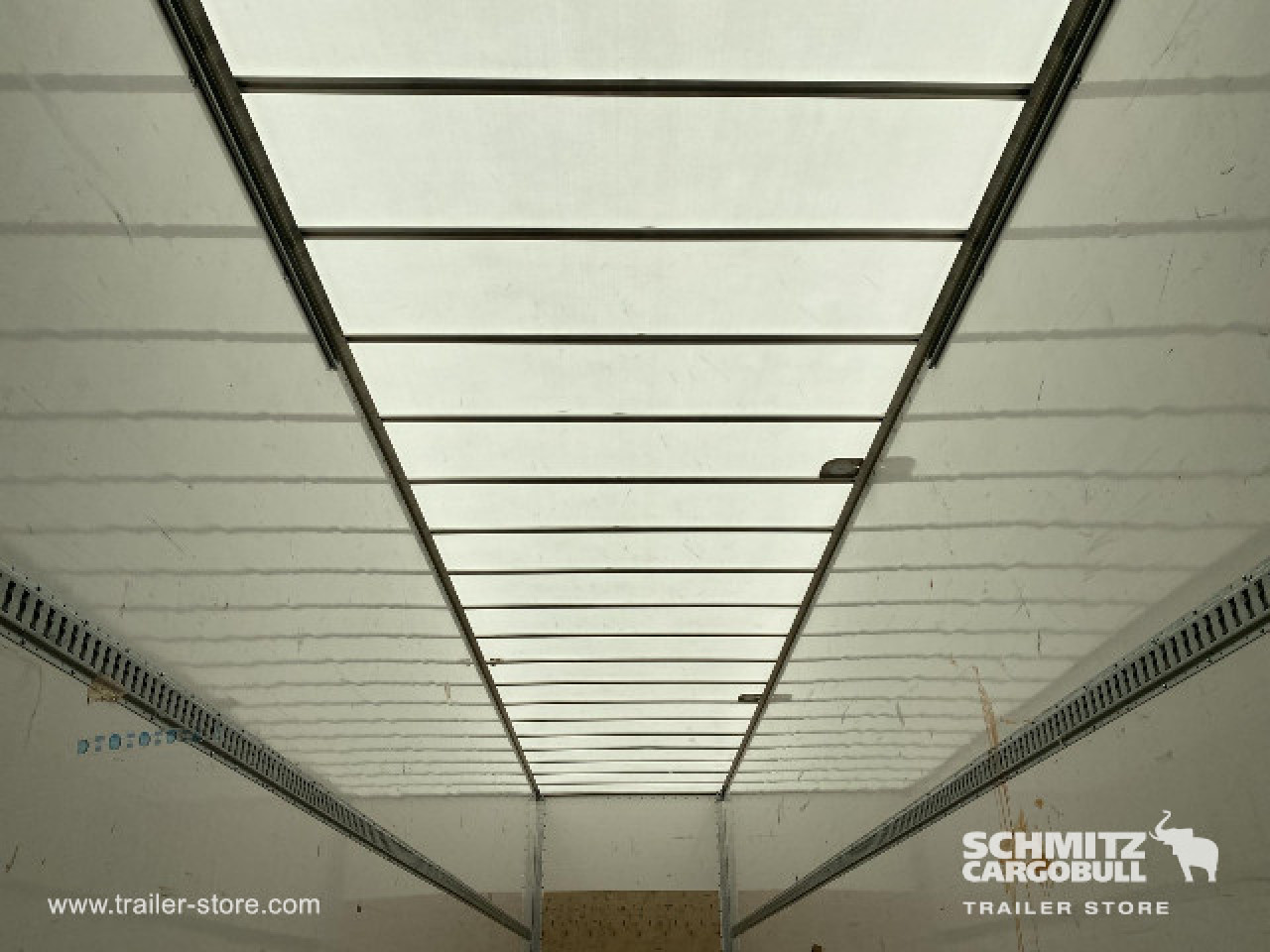 FRUEHAUF Semitrailer Dryfreight Standard Porte relevante 
