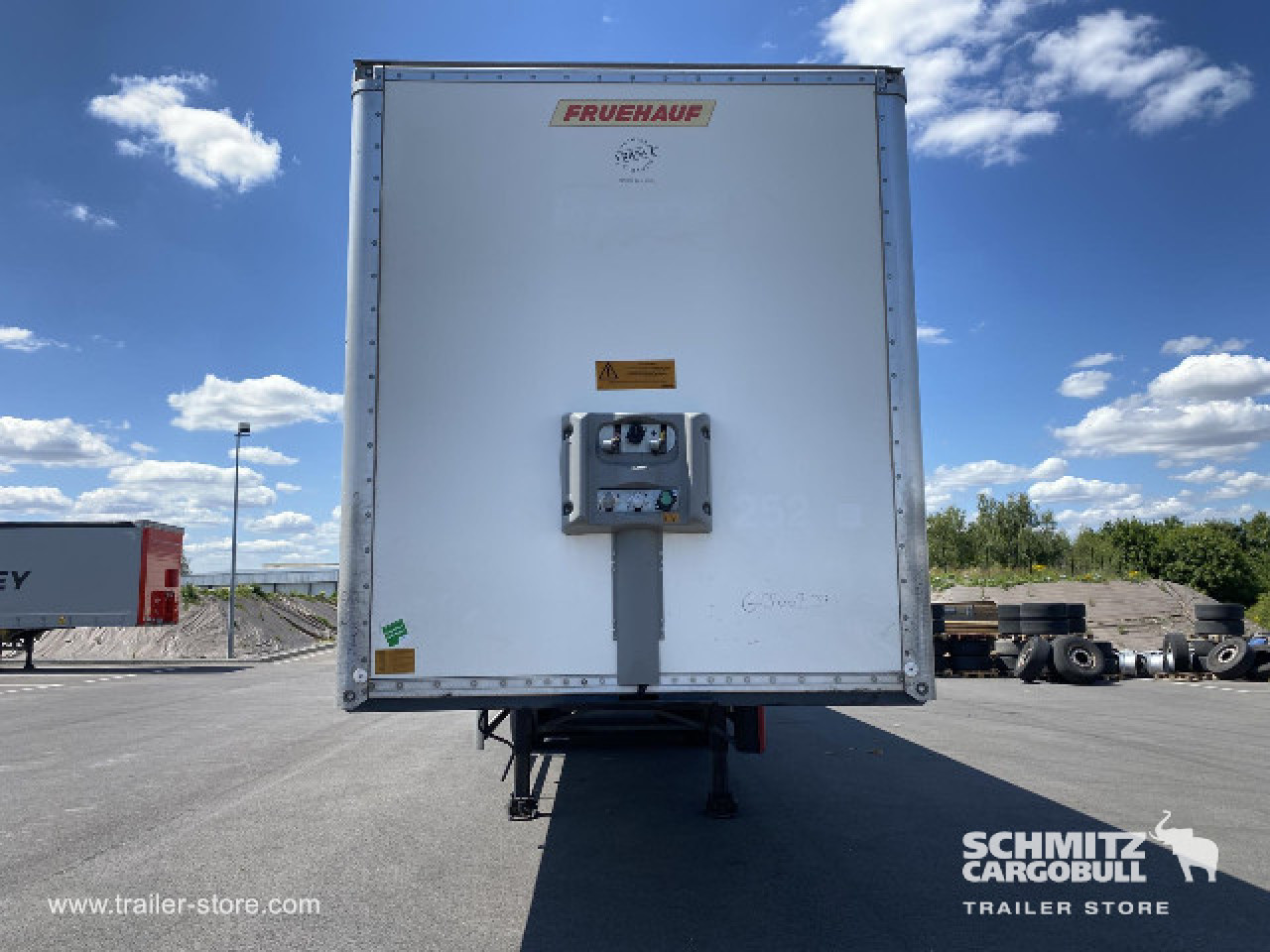 FRUEHAUF Semitrailer Dryfreight Standard Porte relevante 
