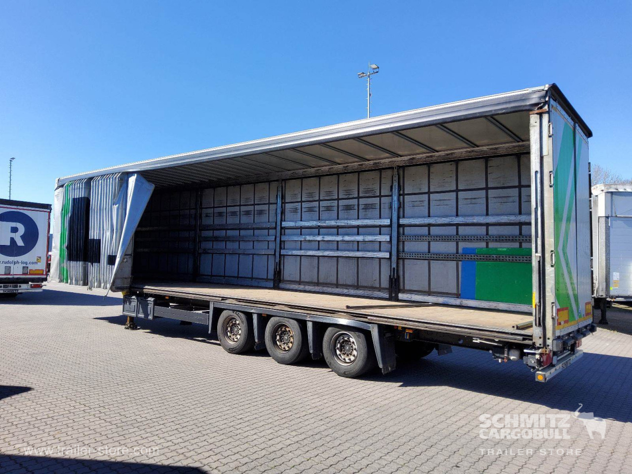 Schmitz Cargobull Curtainsider Mega Getränke 