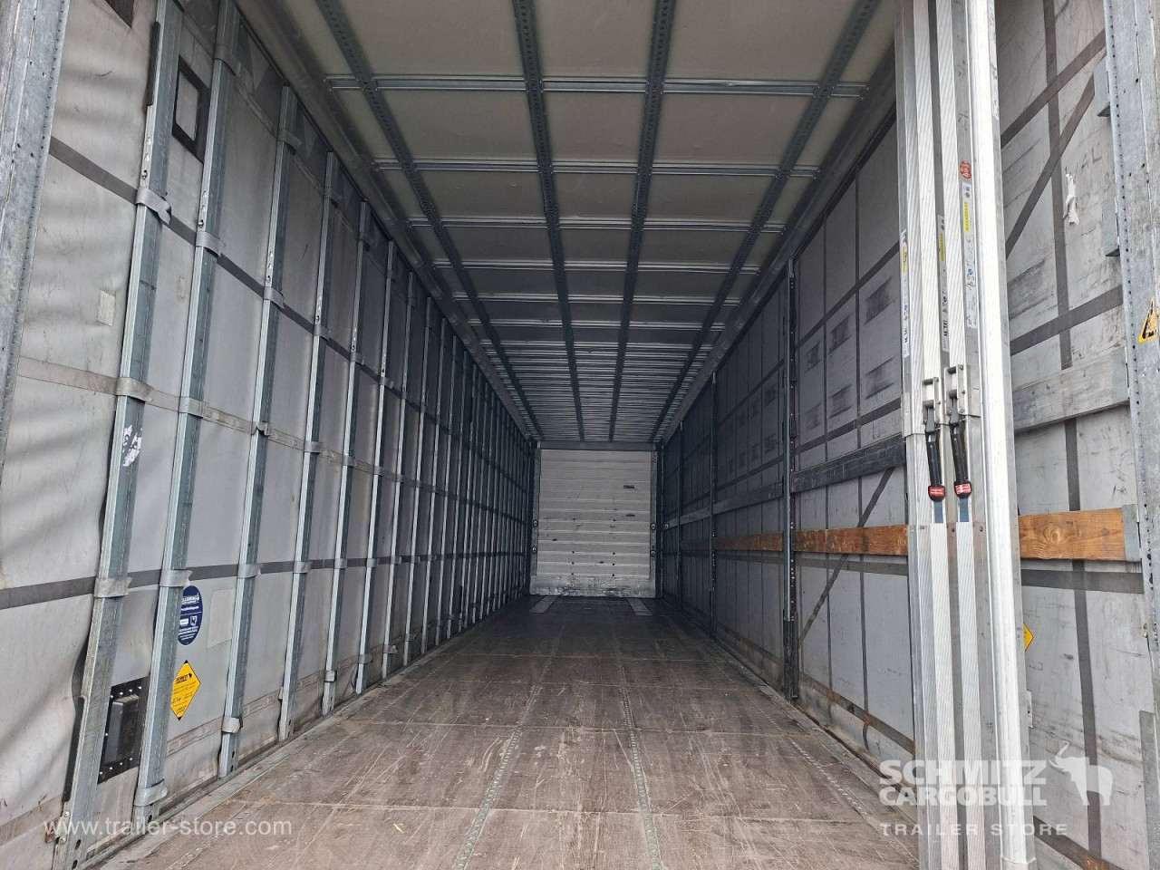 Schmitz Cargobull Curtainsider Mega Getränke 