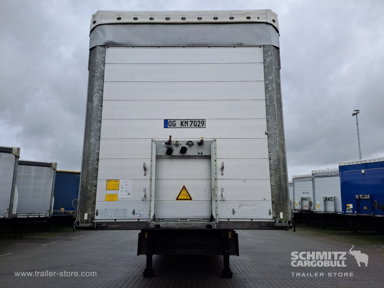 Schmitz Cargobull Curtainsider Standard Getränke 