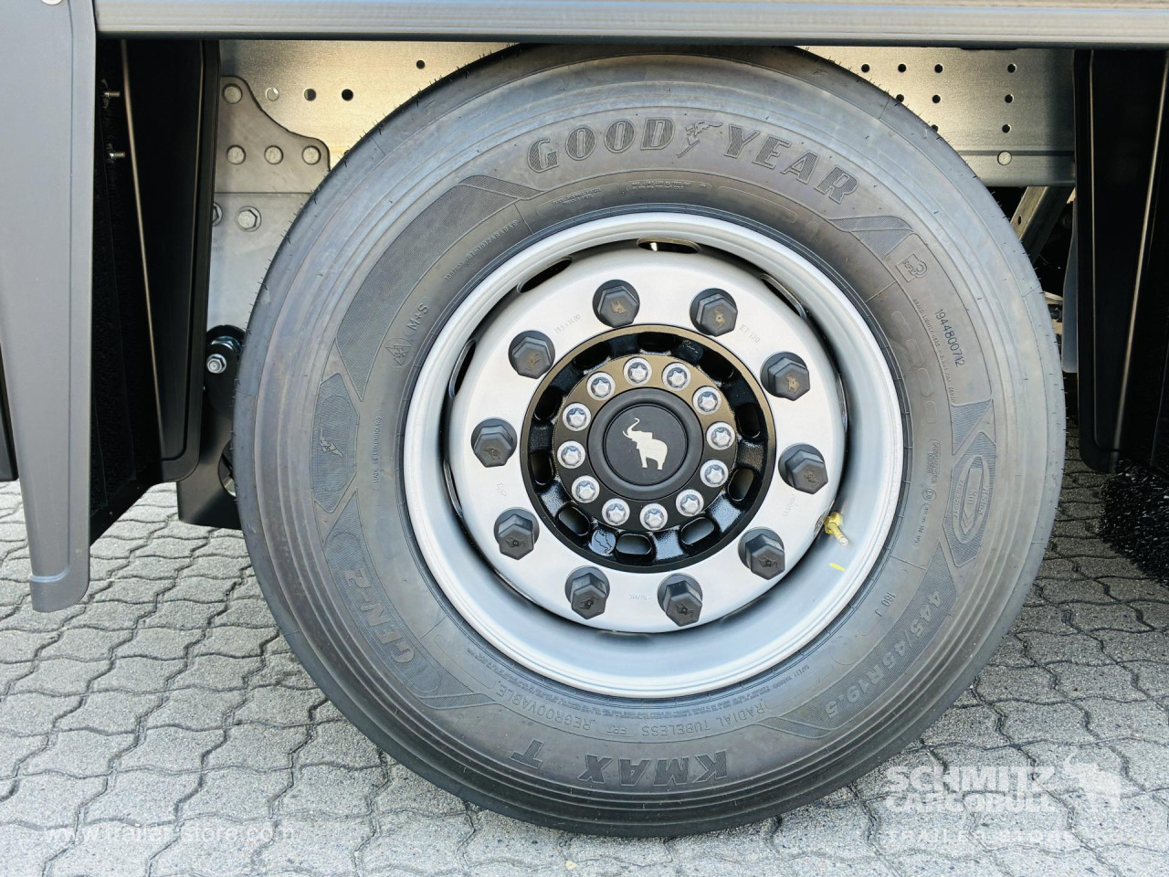 Schmitz Cargobull Curtainsider Mega Getränke 