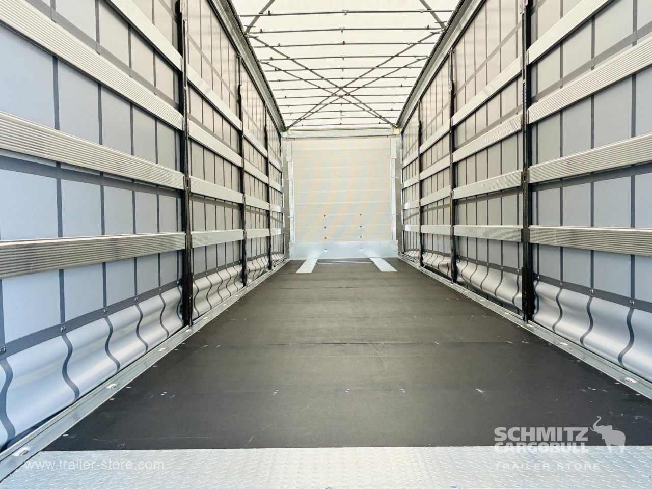 Schmitz Cargobull Curtainsider Mega Getränke 