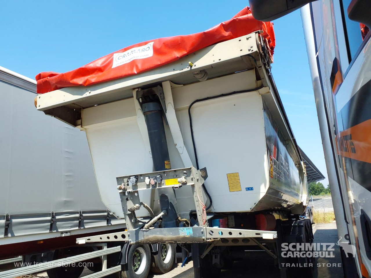 Schmitz Cargobull Semitrailer Tipper Steel half pipe body 26m³ 