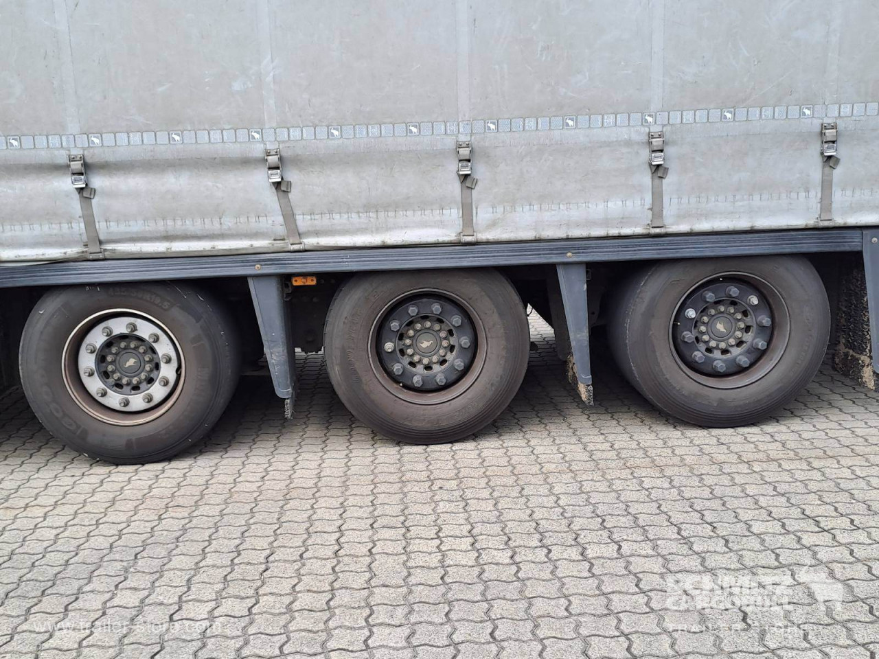 Schmitz Cargobull Curtainsider Mega Getränke 