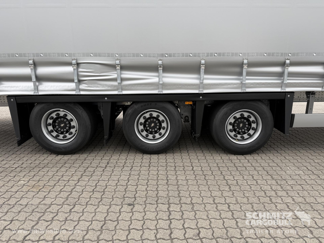 Schmitz Cargobull Curtainsider Mega Getränke 